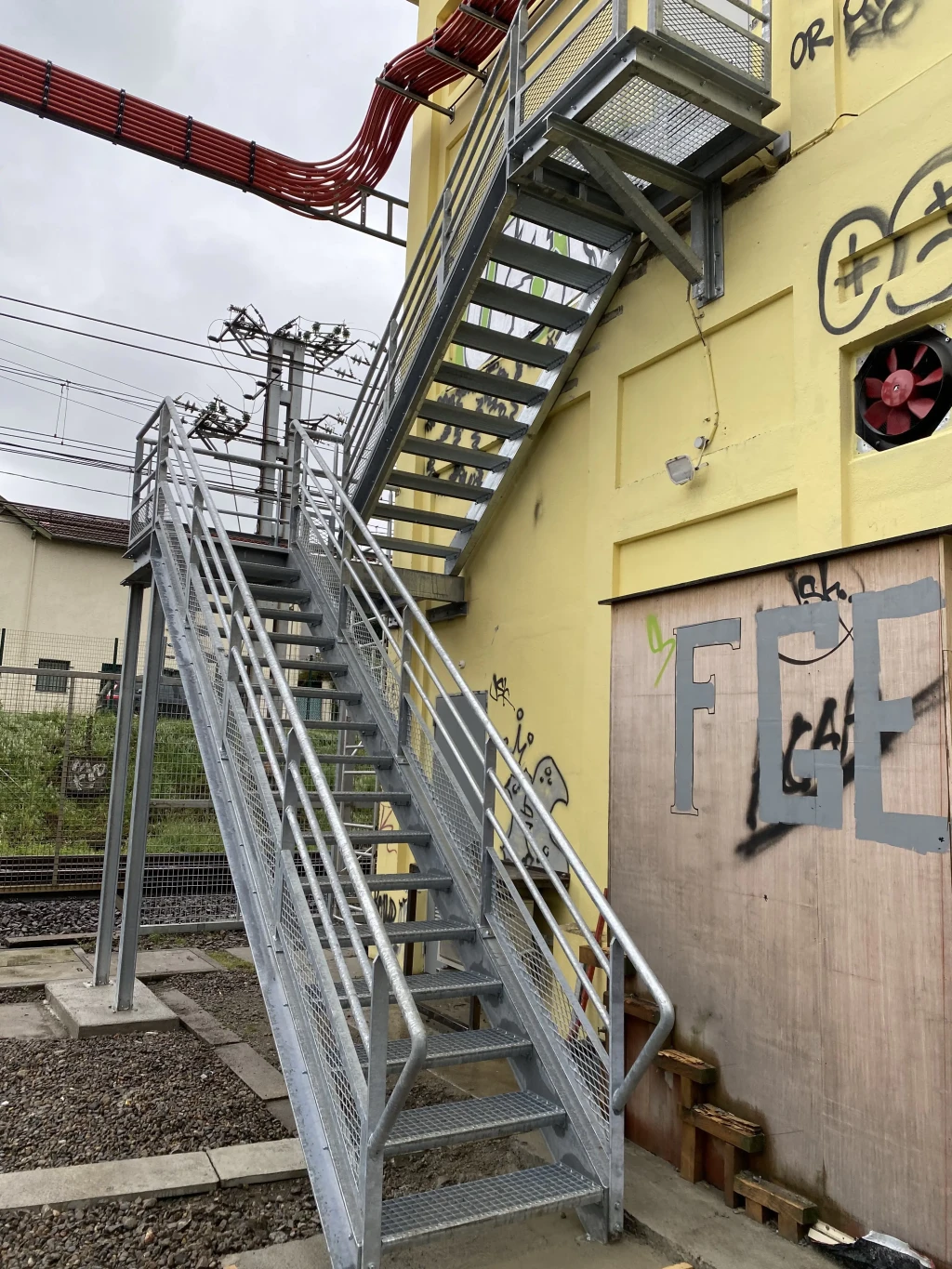 Escalier renforcé accès étage sous station 